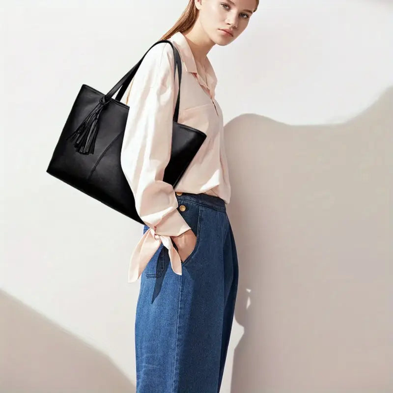 Chic Black Leather Tote Bag for Stylish Convenience