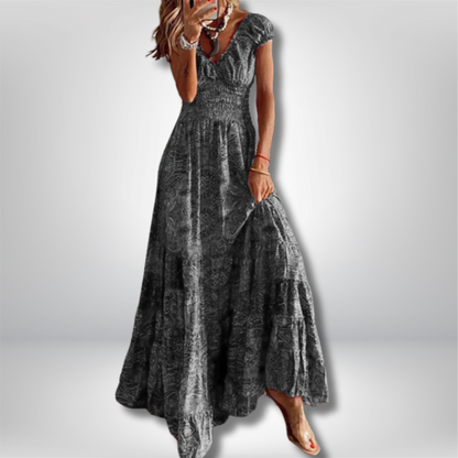 Elegantly Bohemian: Maxi Dress Featuring Stunning Paisley Print and Flattering Smocked Waist