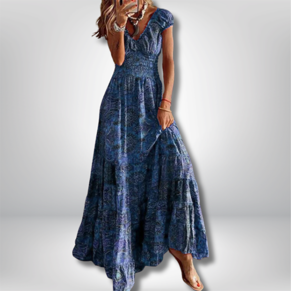 Elegantly Bohemian: Maxi Dress Featuring Stunning Paisley Print and Flattering Smocked Waist