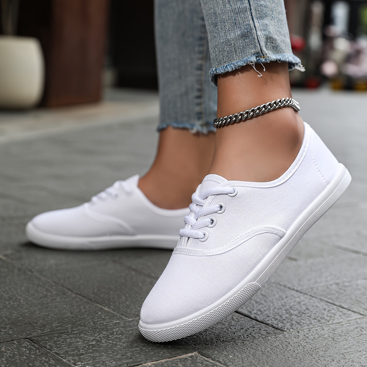 Lotte - Stylish and Cozy Low Canvas Lace-Up Sneakers