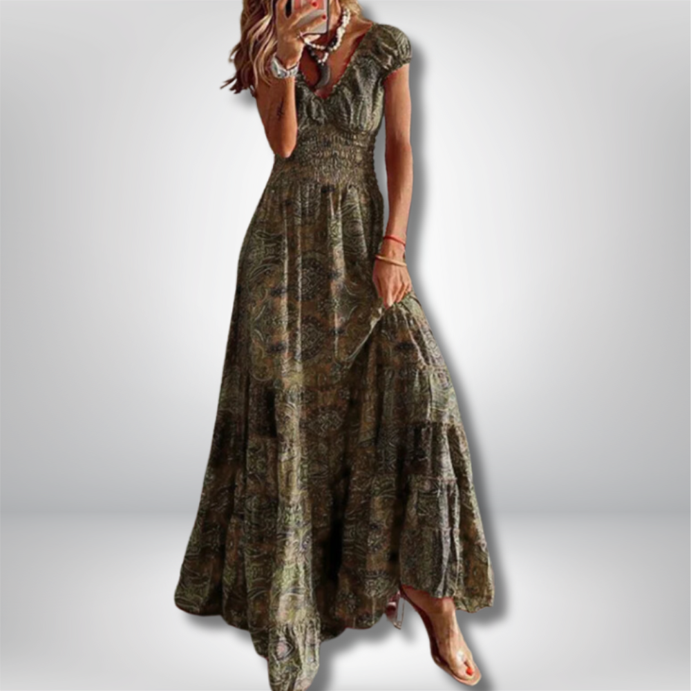 Elegantly Bohemian: Maxi Dress Featuring Stunning Paisley Print and Flattering Smocked Waist