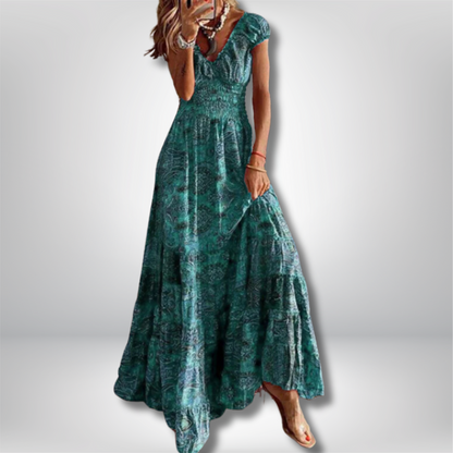 Elegantly Bohemian: Maxi Dress Featuring Stunning Paisley Print and Flattering Smocked Waist