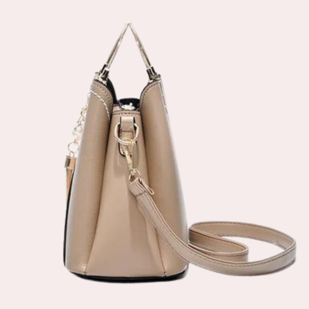 Chic Mini Handbag Featuring Heart-Shaped Zipper