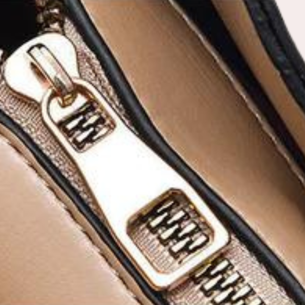 Chic Mini Handbag Featuring Heart-Shaped Zipper