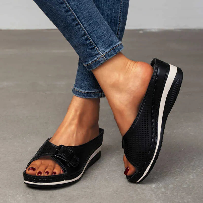 Heskia | Luxuriously Comfortable Ergonomic Sandals Featuring a Plush Leather Footbed