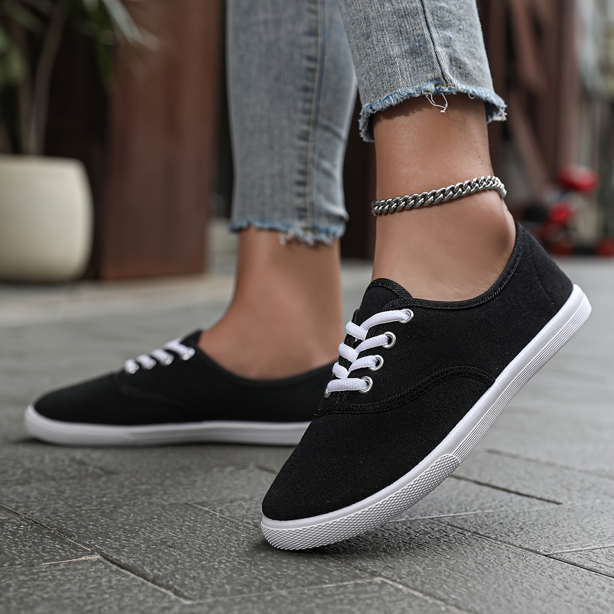 Lotte - Stylish and Cozy Low Canvas Lace-Up Sneakers