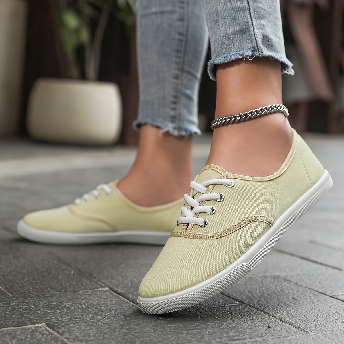Lotte - Stylish and Cozy Low Canvas Lace-Up Sneakers